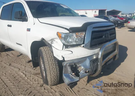 2010 Toyota Tundra Grade 5.7L V8 z USA, uszkodzony, nr VIN 5TFDW5F10AX111024